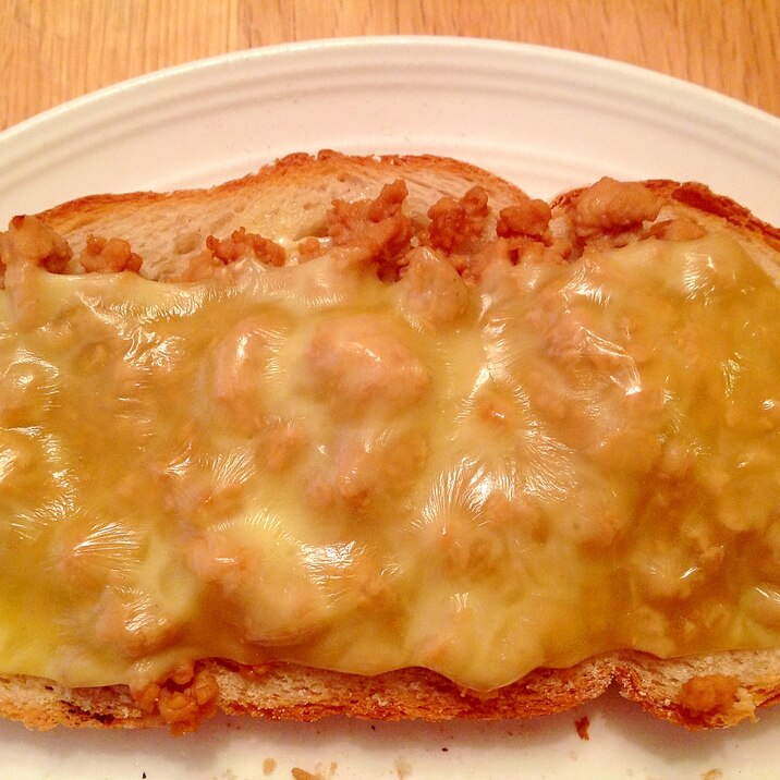 鶏そぼろとチーズのトースト